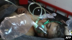 Один из пострадавших при возможной химической атаке в Сирии (4 апреля 2017 г.)