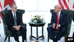 Prim-ministrul britanic, Keir Starmer, discută cu președintele american, Donald Trump, în timpul unei întâlniri la stațiunea de golf Turnberry din Scoția. 28 iulie 2025.