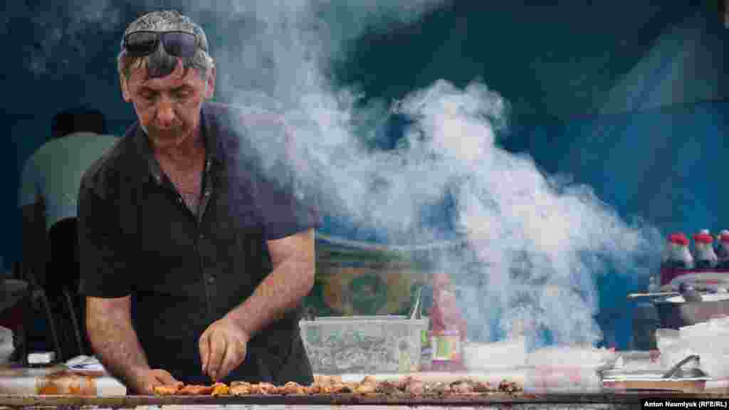 Rivayetke köre, olar tamam Hıdırlez kününde bir-birinen qarşılaşa, yılnıñ qalğan qısmında ise bütün dünyada kezip, insanlarğa yardım eteler