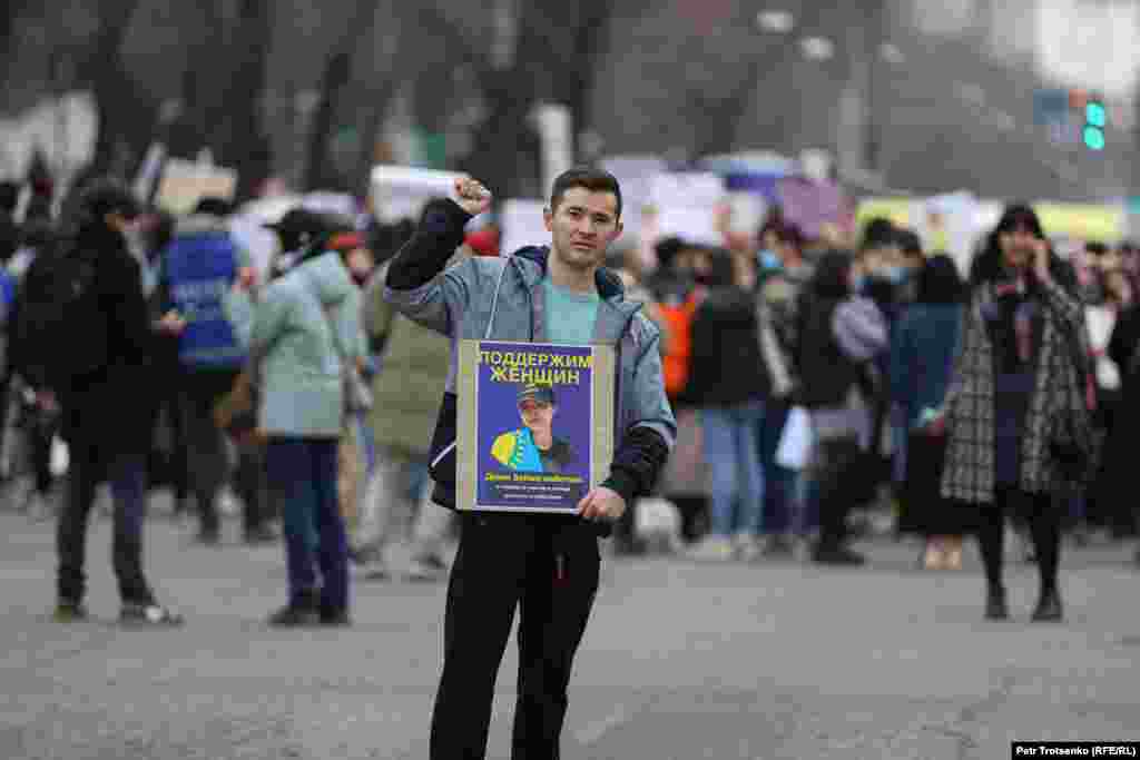 Белсенділерді босатуды талап еткендер "Бостандық!" деп айғайлап жүрді.