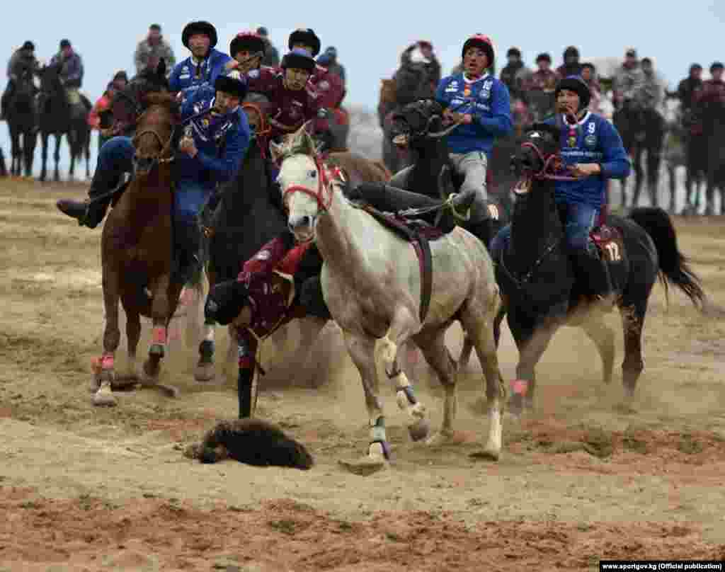 "Ынтымак" менен &ldquo;Достук&rdquo; командалары финалда ойношту. Оюндун негизги убактысы 4:4 эсебинде тең чыгуу менен аяктап, булитте 6:5 эсебинде таластык улакчылар жеңишке жетти.&nbsp; 