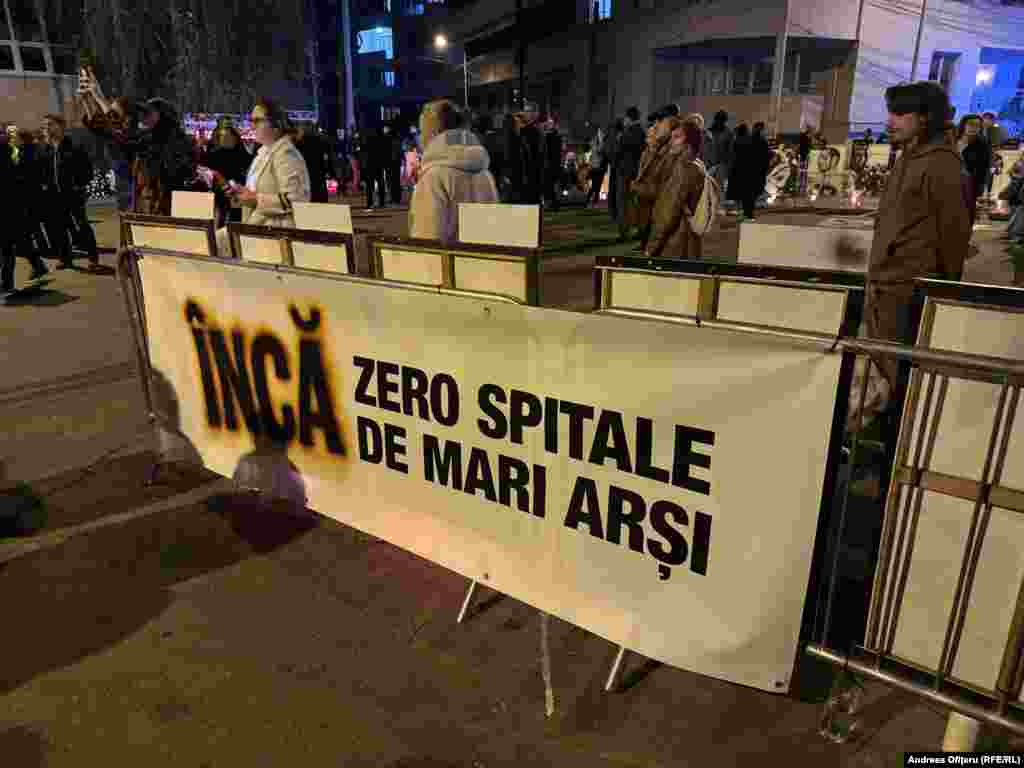 Cele mai multe victime au murit din cauza infecțiilor nosocomiale din spitale și din cauza lipsei unor unități de mari arși în spitalele din România.Un banner afișat la evenimentul din 2025, după zece ani de la incendiu, acuză: „Încă zero spitale de mari arși”.