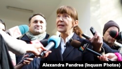 Ministra Justiției, Monica Macovei, a inițiat legea prin care magistrații nu au mai avut voie să își cumpere preferențial locuințele de serviciu.