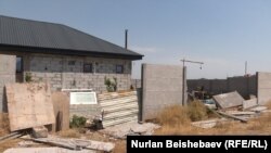 Көк-Жарда кашаалары тозулуп, дарбазасы тургузулган, пайдубалы куюлган бирок курулушу толук бүтө элек үйлөр да буздурулган.