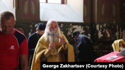 Церковный совет АПЦ во главе с его председателем иереем Виссарионом Аплиаа выступил с заявлением «в связи с антиканоничными действиями Константинопольского Патриархата»