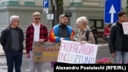 Protest al comunității LGBTQ în fața Consiliului Municipal Chișinău, după ce primarul Ceban a anunțat că vrea să interzică marșul Pride.