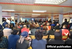 Министрлер кабинетинин төрагасы Улукбек Марипов “Кумтөр Голд Компани” ишканасынын жамаатына убактылуу тышкы башкаруучусу Тенгиз Бөлтүрүктү тааныштырып жатат. 2021-жыл, 17-май.