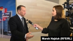 პოლონეთის საგარეო საქმეთა მინისტრი რადოსლავ სიკორსკი რადიო თავისუფლებასთან ინტერვიუს დროს. ბრიუსელი, ბელგია, 2025 წლის 3 დეკემბერი.