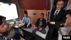 Геннадий Онищенко Дүйшөмбү-Москва поездинин санитардык абалын Астраханда текшерди, 15-апрель, 2013