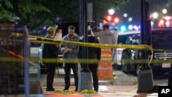 Agenți FBI și polițiști, lucrând la locul atacului din fața Capital Jewish Museum de la Washington