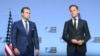 Secretarul american al Apărării, Pete Hegseth (S), și secretarul general al NATO, Mark Rutte, la o conferință de presă la sediul NATO înainte de summitul miniștrilor apărării. Bruxelles, 15 octombrie 2025. 