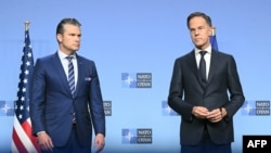 Secretarul american al Apărării, Pete Hegseth (S), și secretarul general al NATO, Mark Rutte, la o conferință de presă la sediul NATO înainte de summitul miniștrilor apărării. Bruxelles, 15 octombrie 2025. 