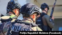 Descinderile sunt făcute de INI, în comun cu procurorii PCCOCS, mascații din Brigada de Poliție cu Destinație Specială „Fulger” și angajații Serviciului de Informații și Securitate. Imagine generică.