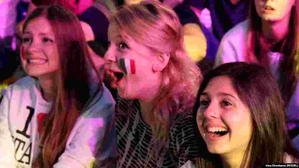 Russian football fans watch the final in Moscow's Gorky Park.