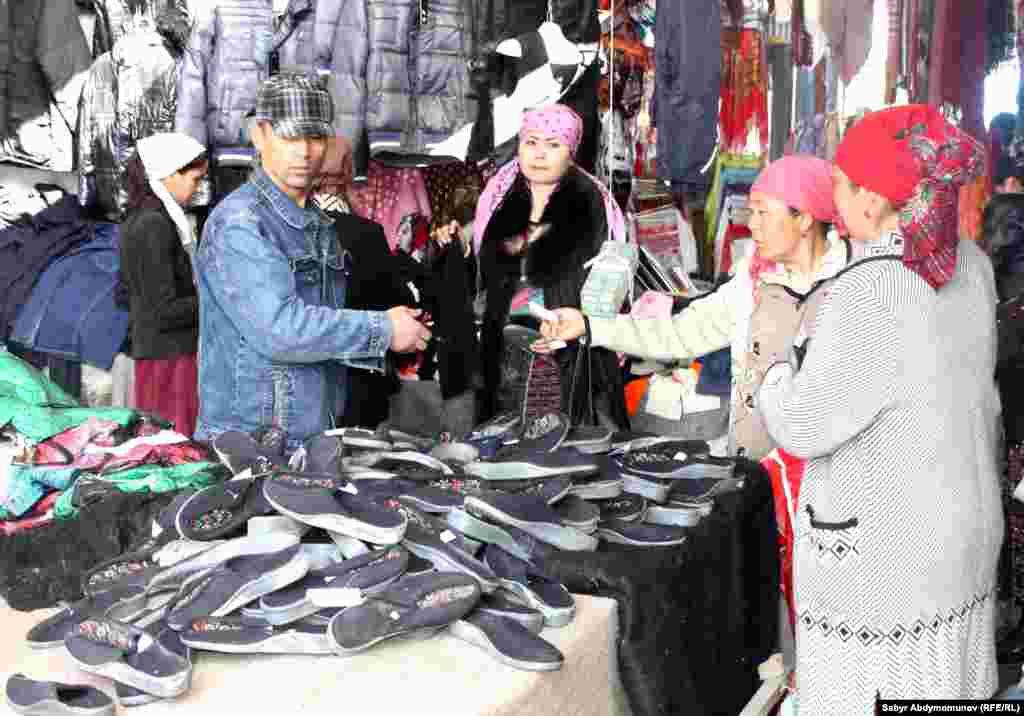 Восточные тапочки, называемые местными жителями "иранками", пользуются высоким спросом.