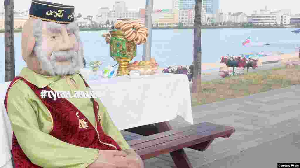 Кабан күле ярында "Туган авылым" комплексын рекламалаучы татар бабае курчагы