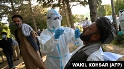 به گفته وزارت صحت عامه طالبان هر روز هزاران دوز واکسین کرونا در افغانستان تطبیق میشود