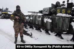 უკრაინელი სამხედრო ხარკოვის მახლობლად განადგურებულ რუსეთის მე-200 მოტომსროლელი ბრიგადის სამხედრო ტექნიკასთან, 2022 წლის მარტის დასაწყისში.