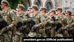 Українські вояки під час військового параду в День Незалежності України, 24 серпня 2017