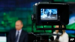 Presidenti i Rusisë, Vladimir Putin, në selinë e televizionit Russia Today në Moskë të Rusisë, në qershor të vitit 2013.