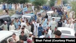 د دیر اسبڼ خلکو د ګل اباد سړک تړلی - د اګست ۱۳مې انځور 