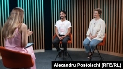 Comunicatoarea GenderDoc-M, Diana Guja, și fondatorul platformei Bang-Bang Vasile Micleușanu, vorbind în studioul Europei Libere despre Festivalul Moldova Pride, ediția 2025.