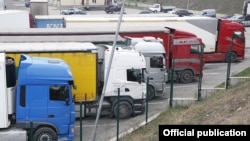 Հայաստան - Վրաստան սահմանին կայանված բեռնատարներ, արխիվ