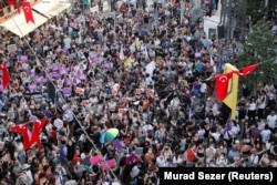 Түркиянын Стамбул конвенциясынан чыгышына нааразы болгондордун акциясы.