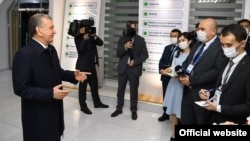 Өзбекстандын президенти Шавкат Мирзиеёв журналисттер менен. 2021-жыл. 