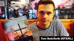 Oppozision aktiwist Ilýa Ýaşin "Putin. Uruş" atly hasabaty tutup dur, 7-nji maý, 2015 (Surata düşüren AÝ/AR-nyň habarçysy Tom Balmforz) 