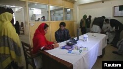 د بلوچستان د سرښار کوټې ښار په يوه روغتون کې داکتره د ناروغ کتنه کوي ــ پخوانی انځور