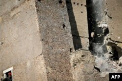 Intervenția salvatorilor a fost una extrem de dificilă, deoarece exista riscul unei noi prăbușiri a construcției vechi de câteva secole.