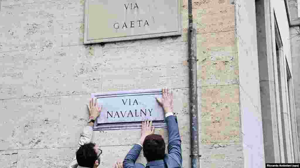 Активисти поставят макет на улична табела с името на руския опозиционер Алексей Навални пред руското посолство в Рим, Италия, март 2024 г.