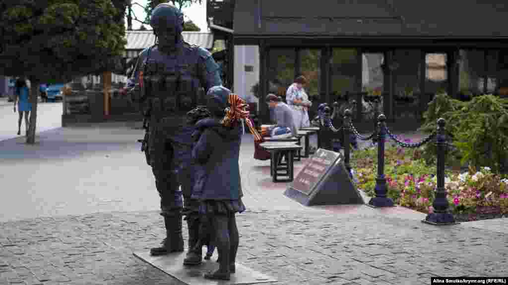 Пам'ятник &laquo;ввічливим людям&raquo;. Головним предметом обговорень і фотожаб стали пам'ятники &laquo;ввічливим людям&raquo;. Перший &laquo;зелений чоловічок&raquo; з котом з'явився в Бахчисараї і зараз розташований на території Парку мініатюр. Другий встановили в сквері поблизу будівлі Верховної ради Криму