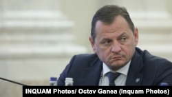 Șeful SIE, Gabriel Vlase, a fost propulsat de un grup de politicieni și oameni de afaceri din Bacău, în special Viorel Hrebenciuc și Corneliu Iacubov, ca fin al celui din urmă, scrie G4Media. Vlase a fost subprefect al județului Bacău și deputat patru mandate.