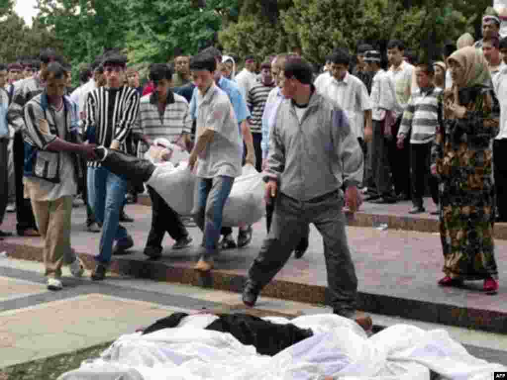 Анжияндын тургундары кыргында каза болгондордун сөөгүн жыйнап жүрүшөт.