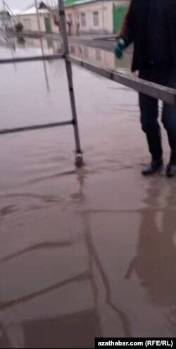 Çoganlynyň, Şoruň we Garadamagyň köçelerini, käbir jaýlaryň girelgelerini ýagyn suwlary basdy.