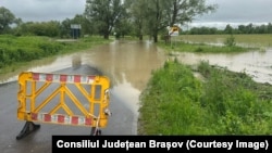 Inundație în România - imagine de arhivă. Una dintre problemele descoperite la Administraţia Naţională Apele Române are legătură cu „gestiunea defectuoasă a celor mai importante proiecte de infrastructură de apărare împotriva inundaţiilor”.