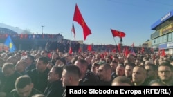 Скопје, 13 декември 2025 – Група поддржувачи на ветераните на Ослободителната војска на Косово (ОВК) се собраа на марш на плоштадот „Скендербег“.