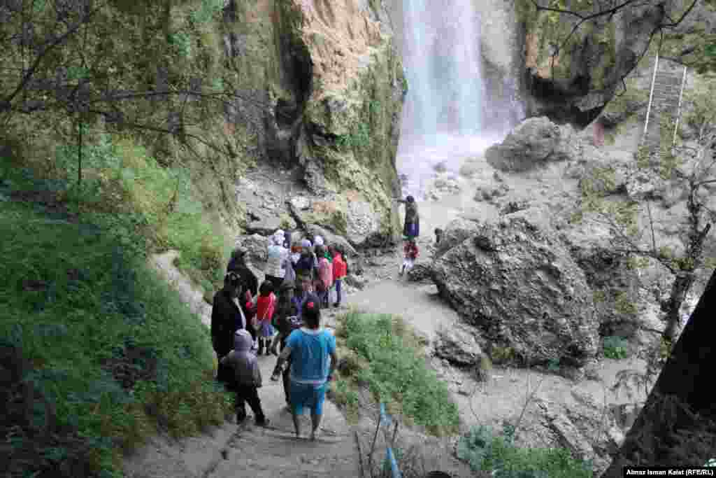 Кроме знаменитых ореховых лесов, еще водопады являются символами Арстанбапа