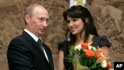 Soprana de renume internațional Anna Netrebko a primit de la Vladimir Putin personal, pe 27 februarie 2008, titlul de „Artist al Poporului din Rusia”. 