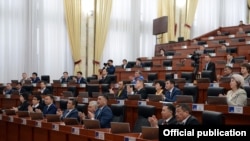 В Жогорку Кенеше.