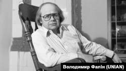 Іван Драч у себе вдома в Києві, 15 січня 1986 року 
