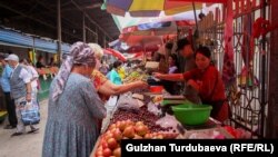 Иллюстрация сүрөт. Эл аралык институттардын эсебине ылайык, экономиканын начарлашы инфляциянын күчөшү менен коштолот.