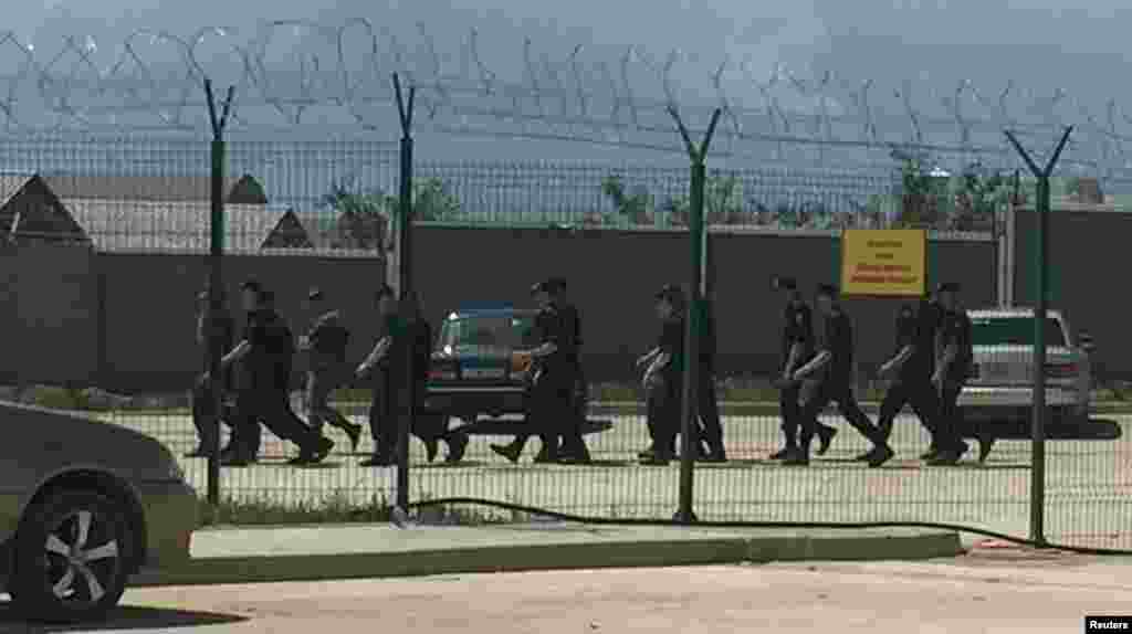 Ще дві військові бази Росія зараз будує в Перевальному, невеликому селищі недалеко від Сімферополя. За даними Reuters, там розташовані два занедбаних українських об'єкти, які Росія відновлює і збільшує