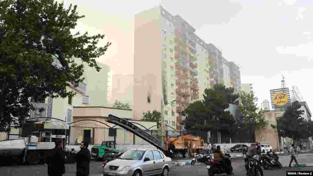 Израилдин аба соккуларынан кийин жабыркаган имарат. Тегеран.