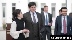 Улугбек Шадманов Отабек Умаров жана анын жубайы Шахноза Мирзиёева менен.