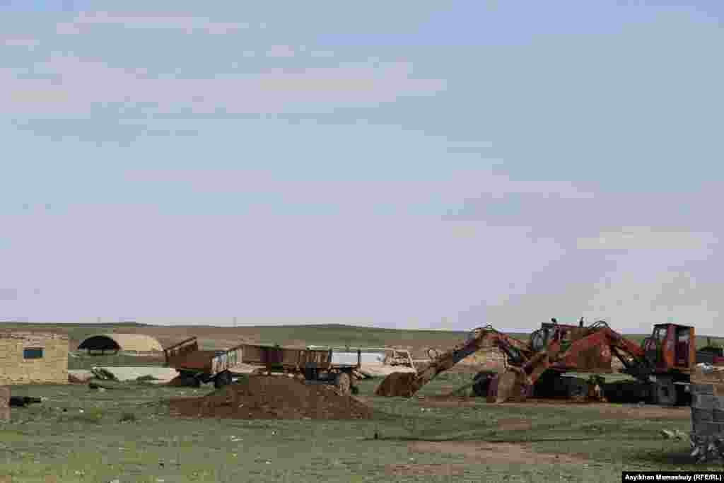 На улицах села и на частных подворьях нередко встречается старая вышедшая из строя техника.&nbsp;