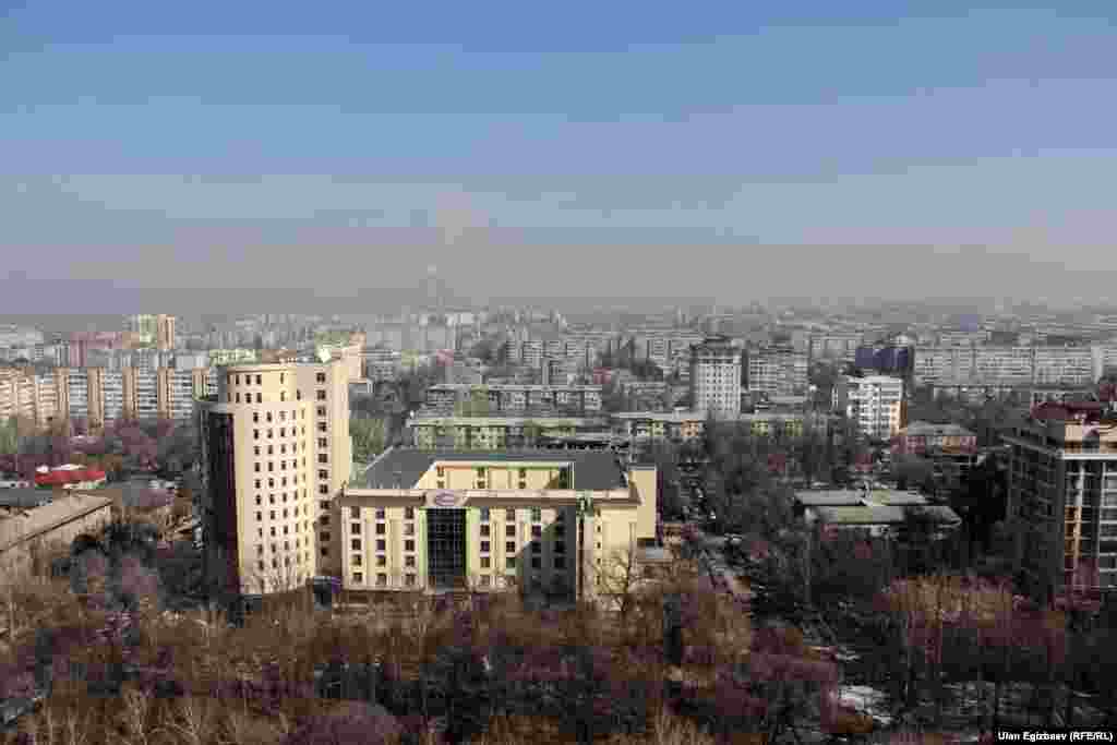 Борбордун эски-жаңы имараттары. Бишкектен союздан калган таберик болгон стандарттуу 9 кабат үйлөрдү да, жаңыдан тургузулуп жаткан көп кабаттуу жаңы стилдеги имараттарды да көрүүгө болот.