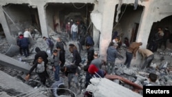 Израил армиясынын соккусунан кийин палестиндер урандылардын алдынан аман калгандарды издеп жатышат. 27-декабрь, 2024-жыл. 